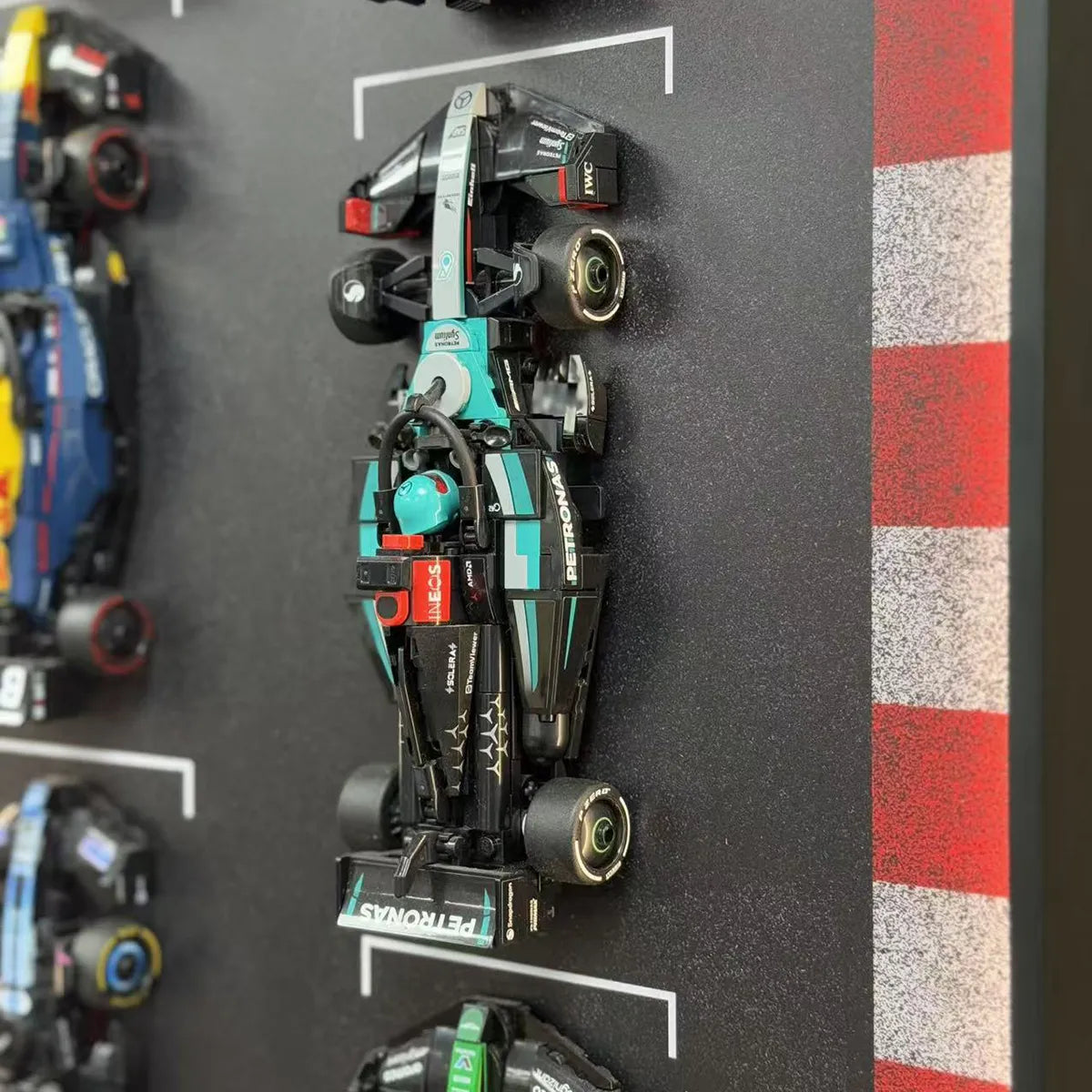 Wandmontierter Displayrahmen, kompatibel mit der LEGO® Speed ​​Champions F1-Serie