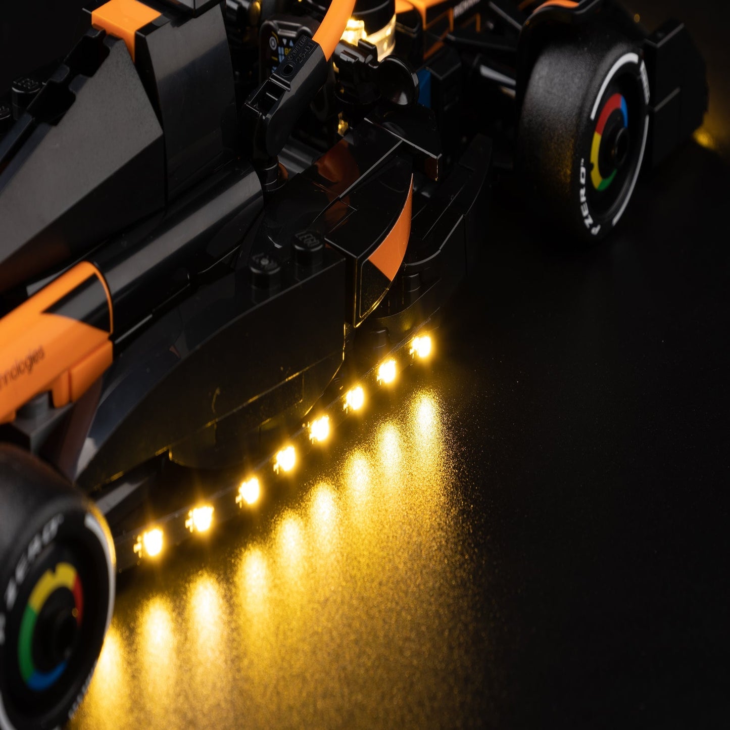 Premium-Wanddisplay kompatibel mit LEGO® Technic™ McLaren F1 42141 Stil D
