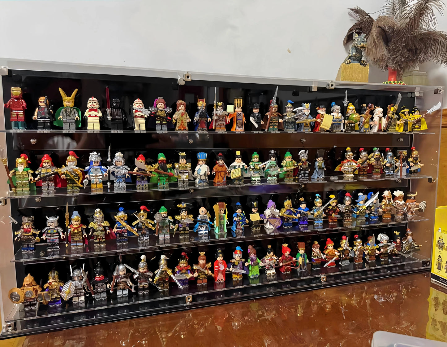92 LEGO Minifiguren Wandvitrine