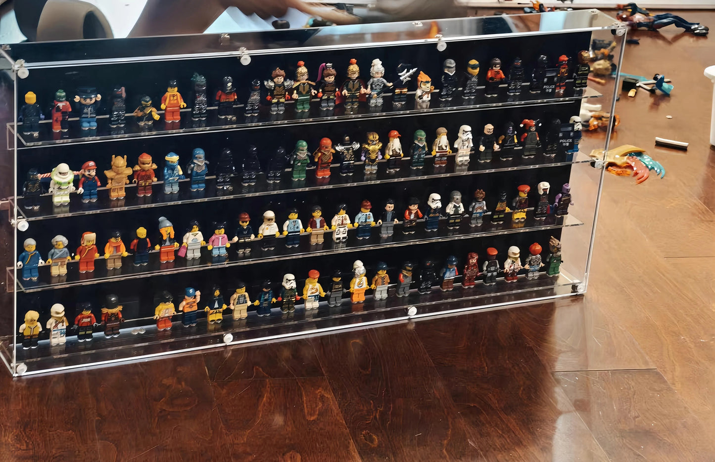 92 LEGO Minifiguren Wandvitrine
