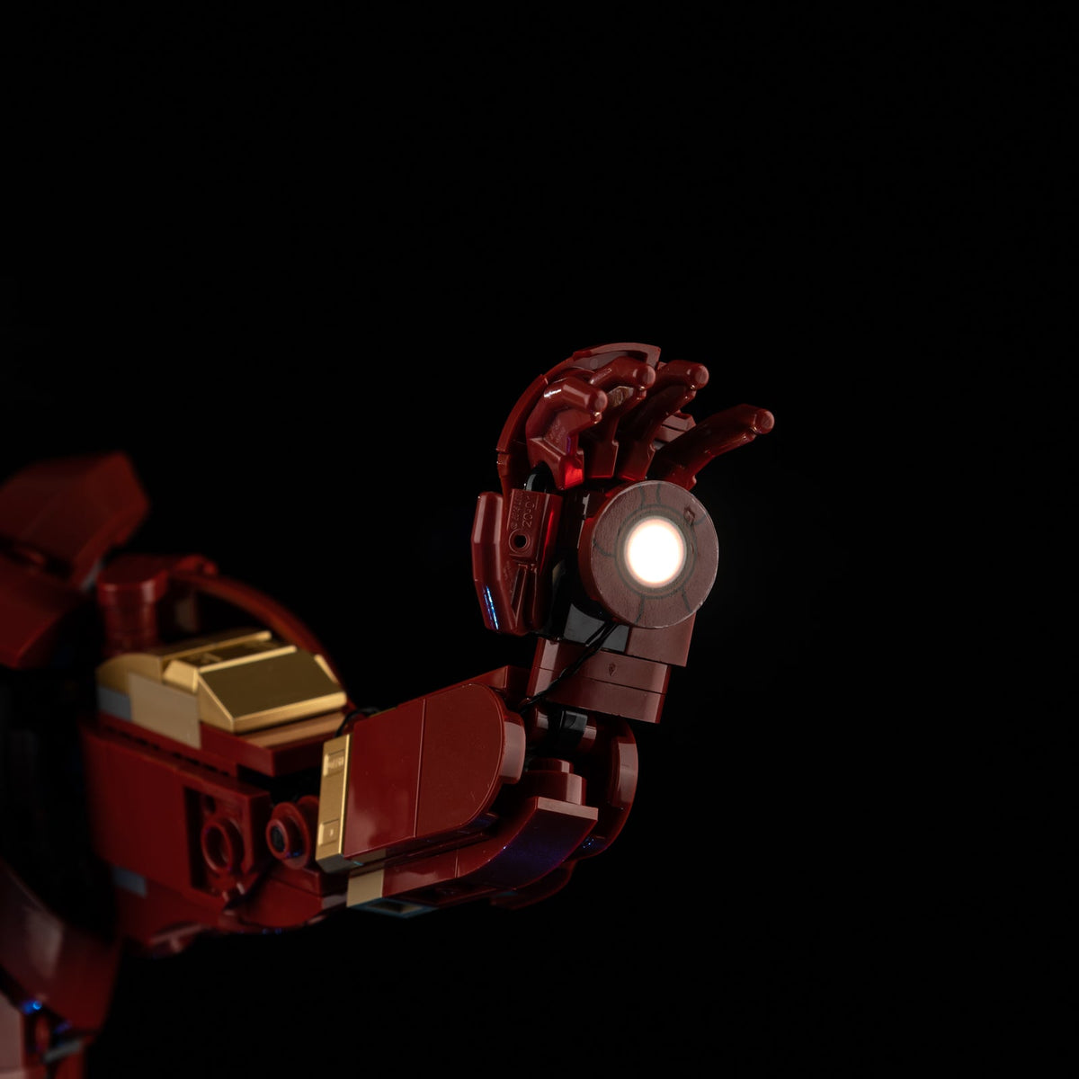 Iron Man 76344 lighting detail 9